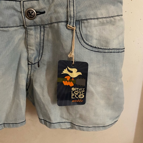 Chic Denim Button-Up Romper Noble - Picture 3 of 9